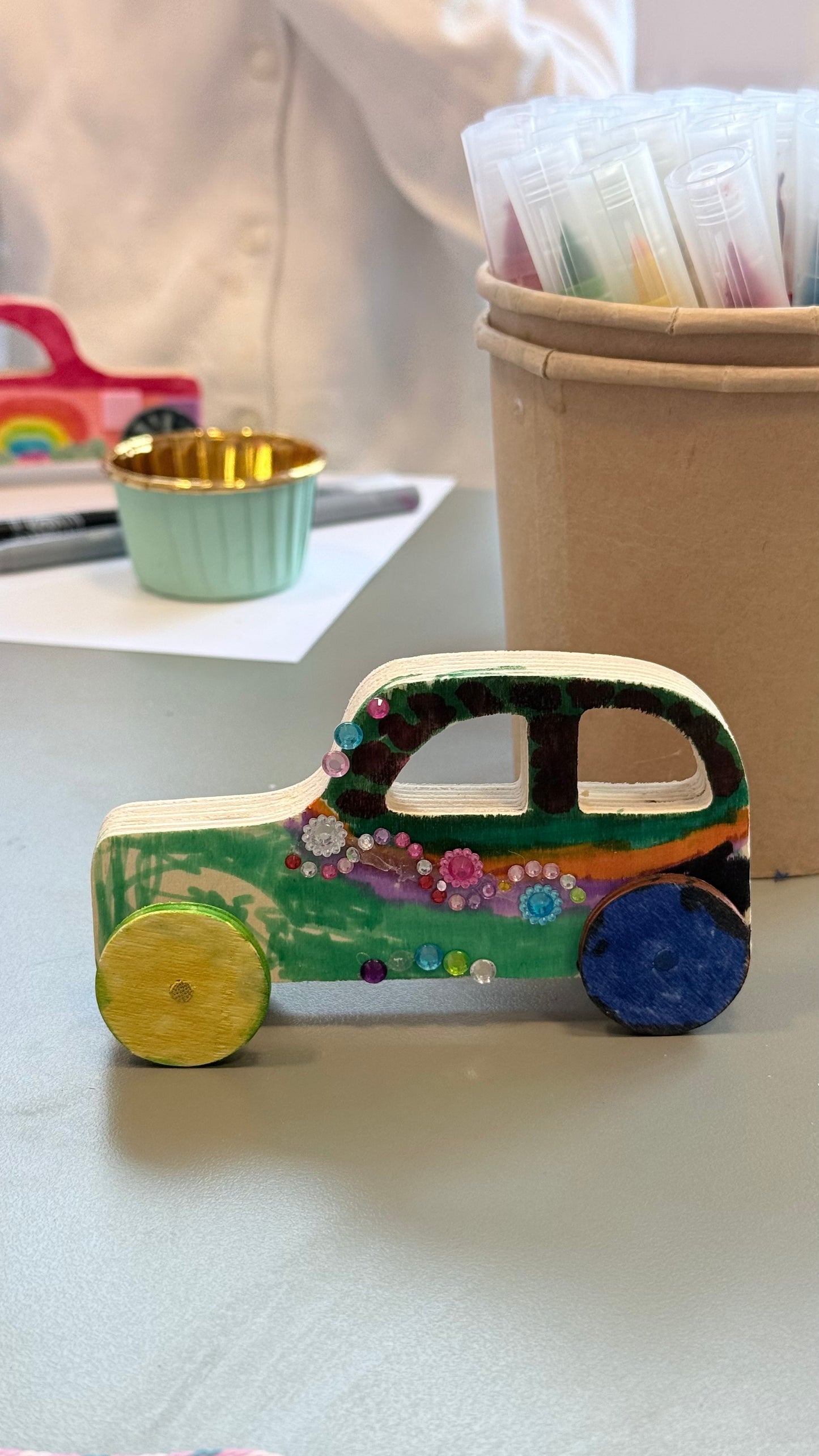 Atelier créatif - ma petite voiture en bois - Activité enfant Paris 9 -