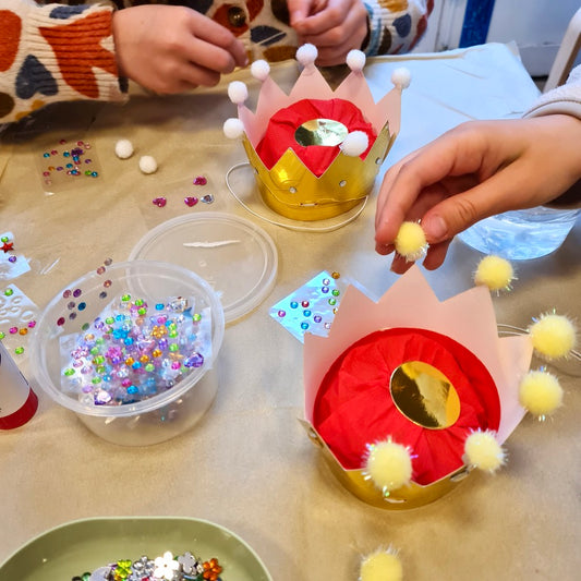 Atelier créatif pour la galette des rois - création de couronnes de toi et de reines pour l'épiphanie.